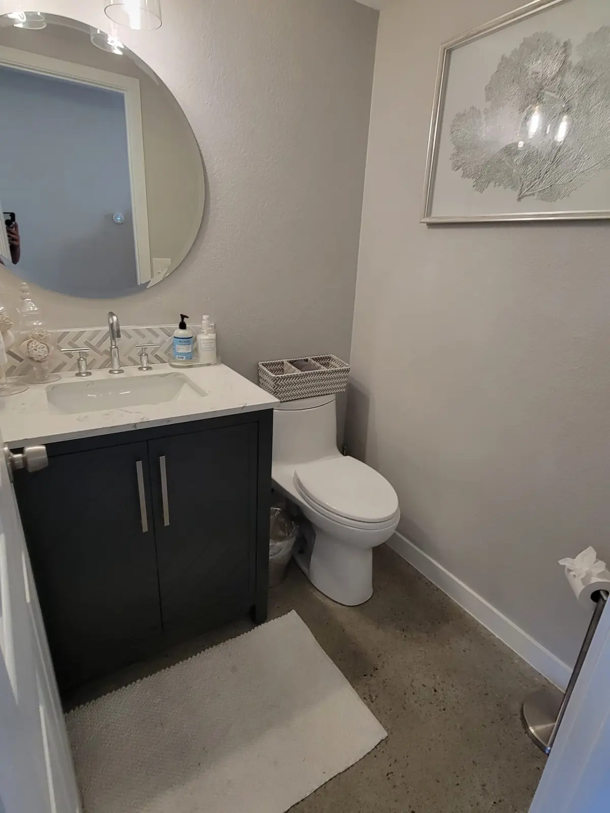 Bathroom with round mirror after cleaning
